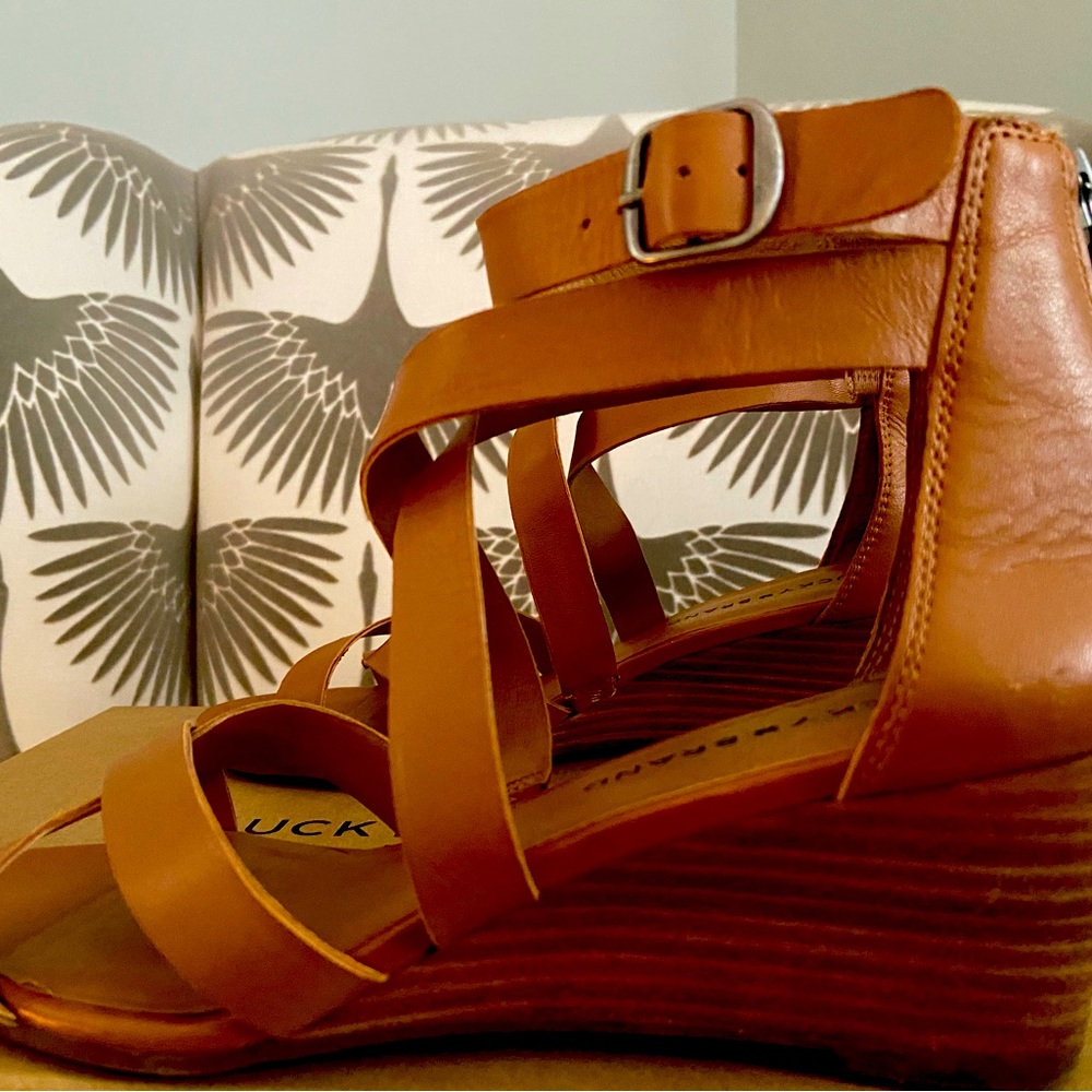 Lucky Brand Caramel Leather strapped wedge sandals w/ back zippers (Helena) 8.5
